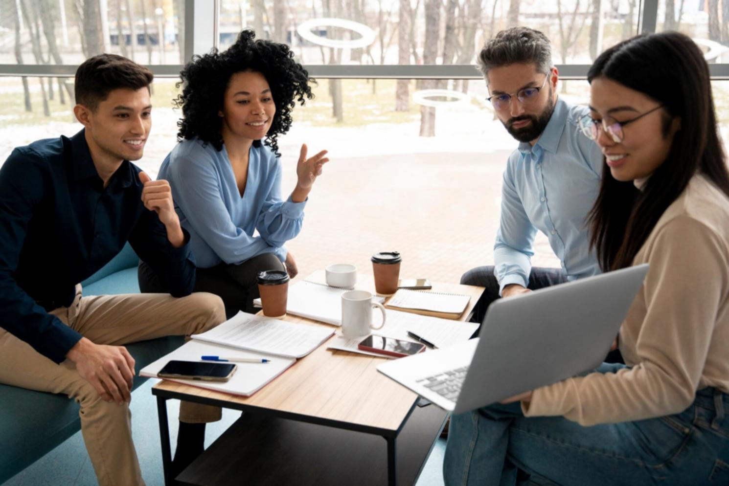 Équipe en formation collaborative dans un environnement professionnel moderne